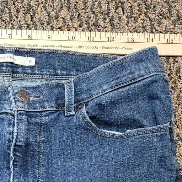 EUC Classic, perfect fit jeans With a little stretch. Made by Levi's. Size 8 - Picture 9 of 15